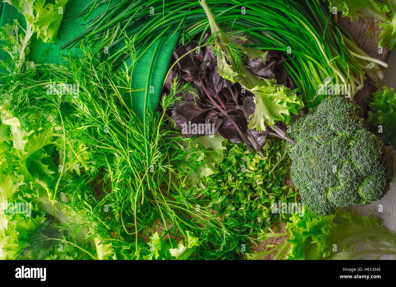 Dorf-Salat, Brokkoli, Basilikum, Zwiebel, Dill auf Schneidebrett horizontale Stockfoto