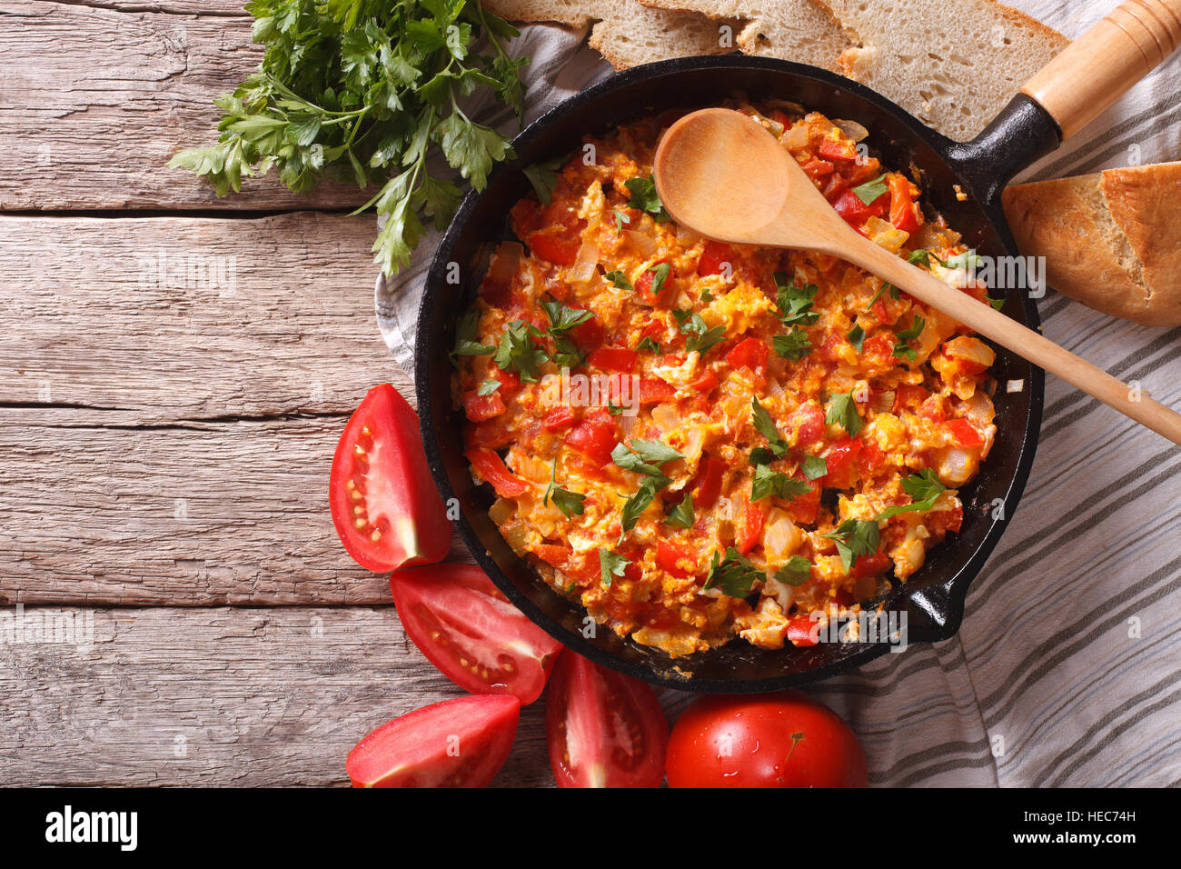 Menemen in einer Pfanne erhitzen und Zutaten auf den Tisch-Nahaufnahme. horizontale Ansicht von oben Stockfoto