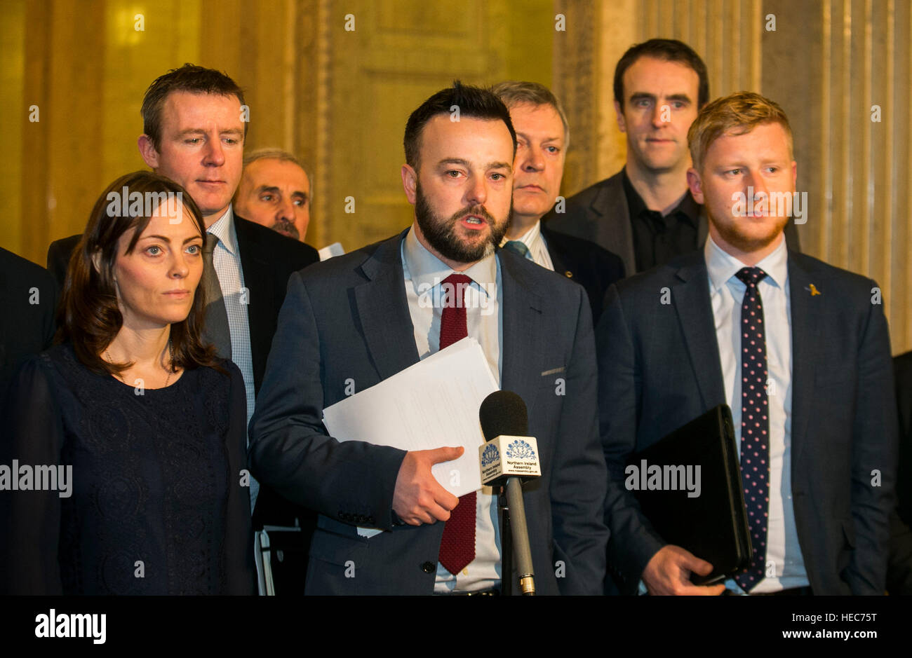 Sozialdemokraten und Labour Party (SDLP) Führer Colum Eastwood Adressen Medien in die große Halle, begleitet von Parteigenossen am Parlamentsgebäude in Stormont, Belfast, als ersten Minister Arlene Foster ein Misstrauensvotum in ihrer Führung in der dezentralen Versammlung konfrontiert, als das Herausfallen von einem System der verpfuschten Ökostrom intensiviert. Stockfoto