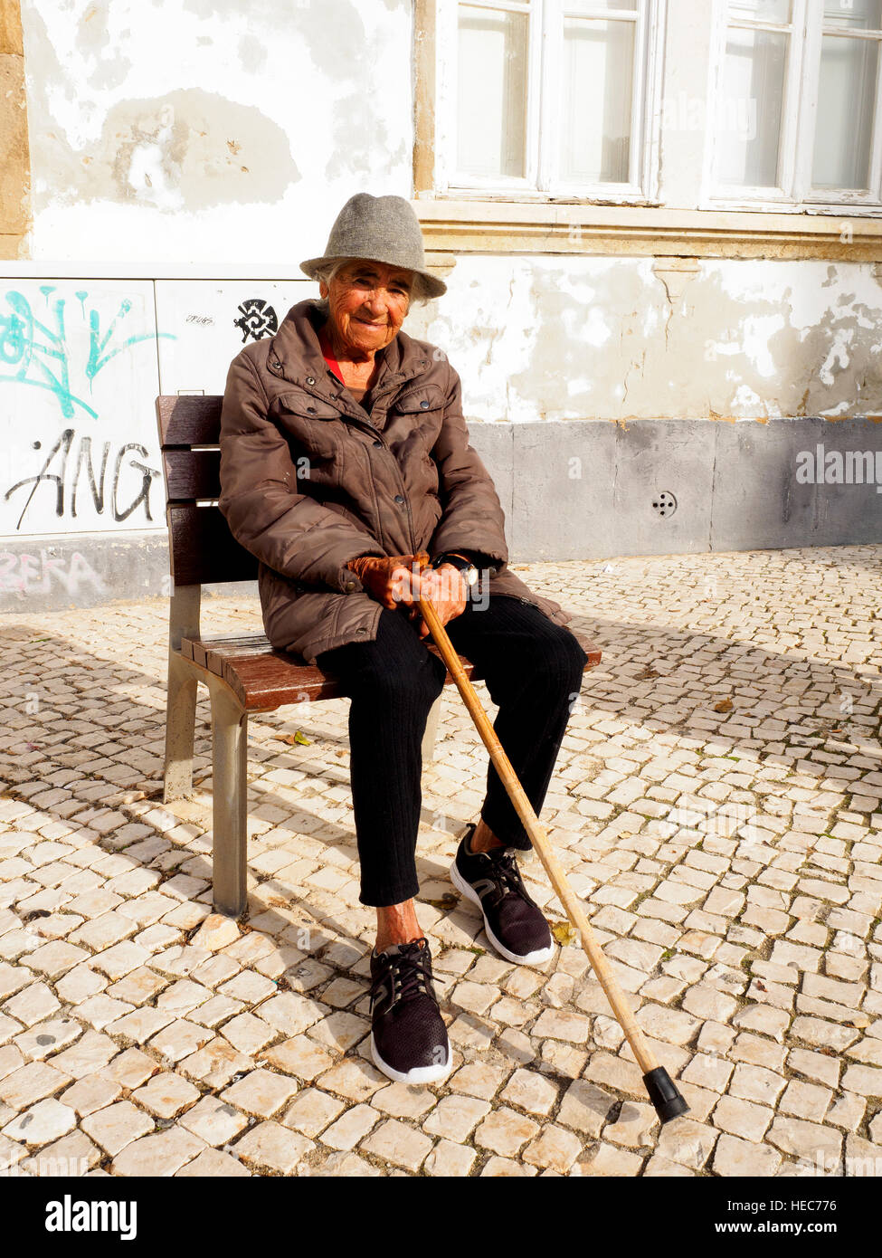 Alte Frau in der alten Stadt von Faro - Region Algarve, Portugal Stockfoto