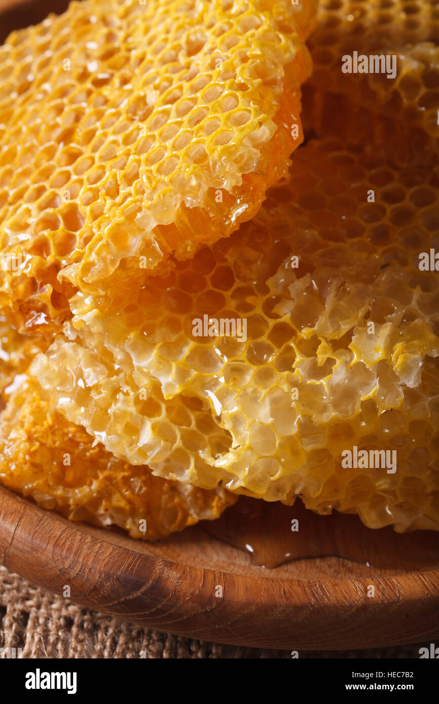 Frische goldener Honig Kamm auf Holzplatte Makro. Vertikal Stockfoto