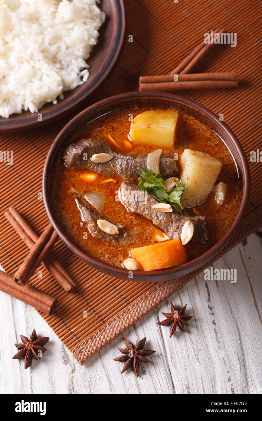 traditionelle Thai Rindfleisch Massaman Curry mit Erdnüssen Nahaufnahme. vertikale Ansicht von oben Stockfoto