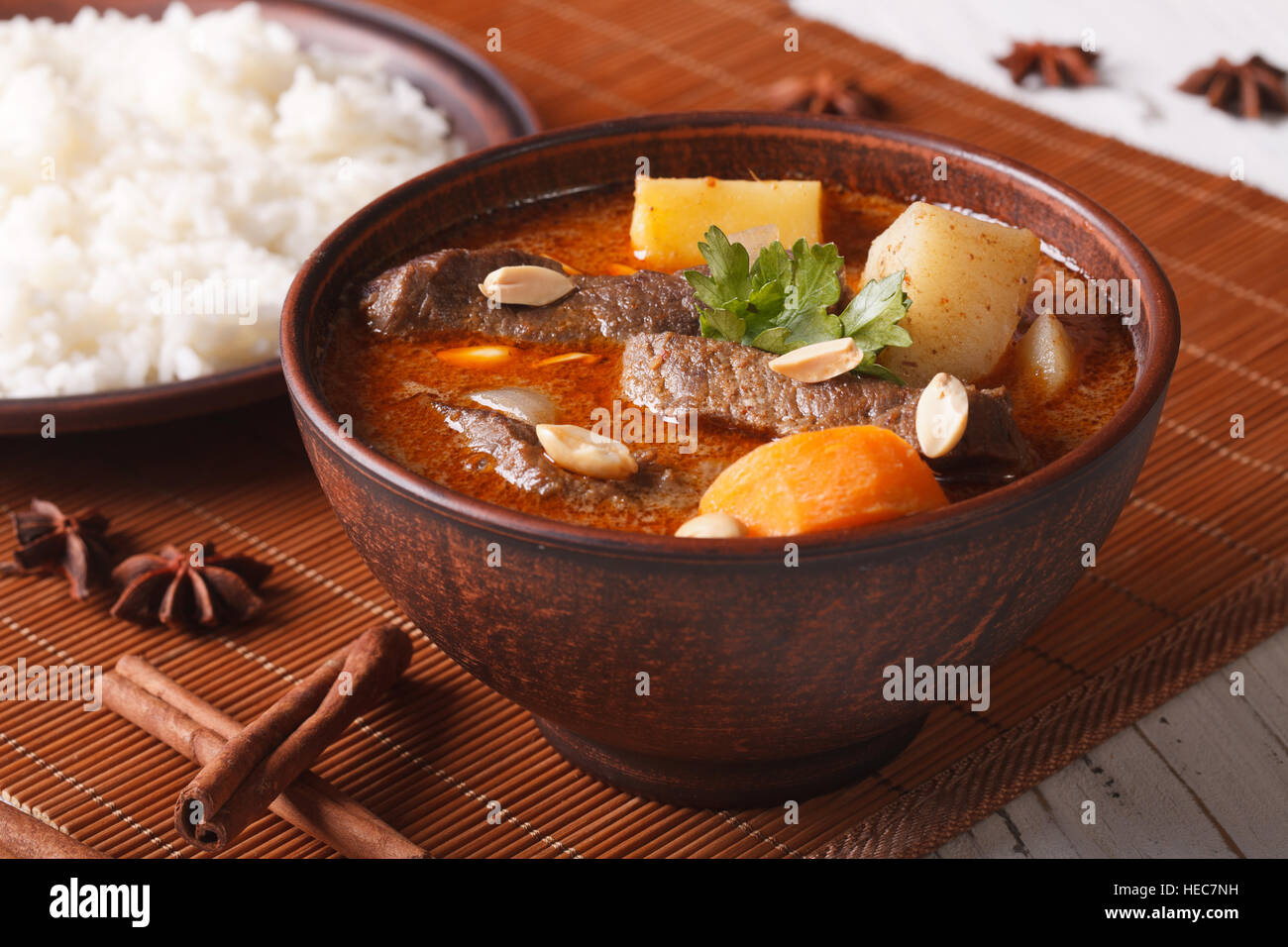 Traditionelle Thai Rindfleisch Massaman Curry mit Erdnüssen Nahaufnahme in eine Schüssel geben. Horizontale Stockfoto