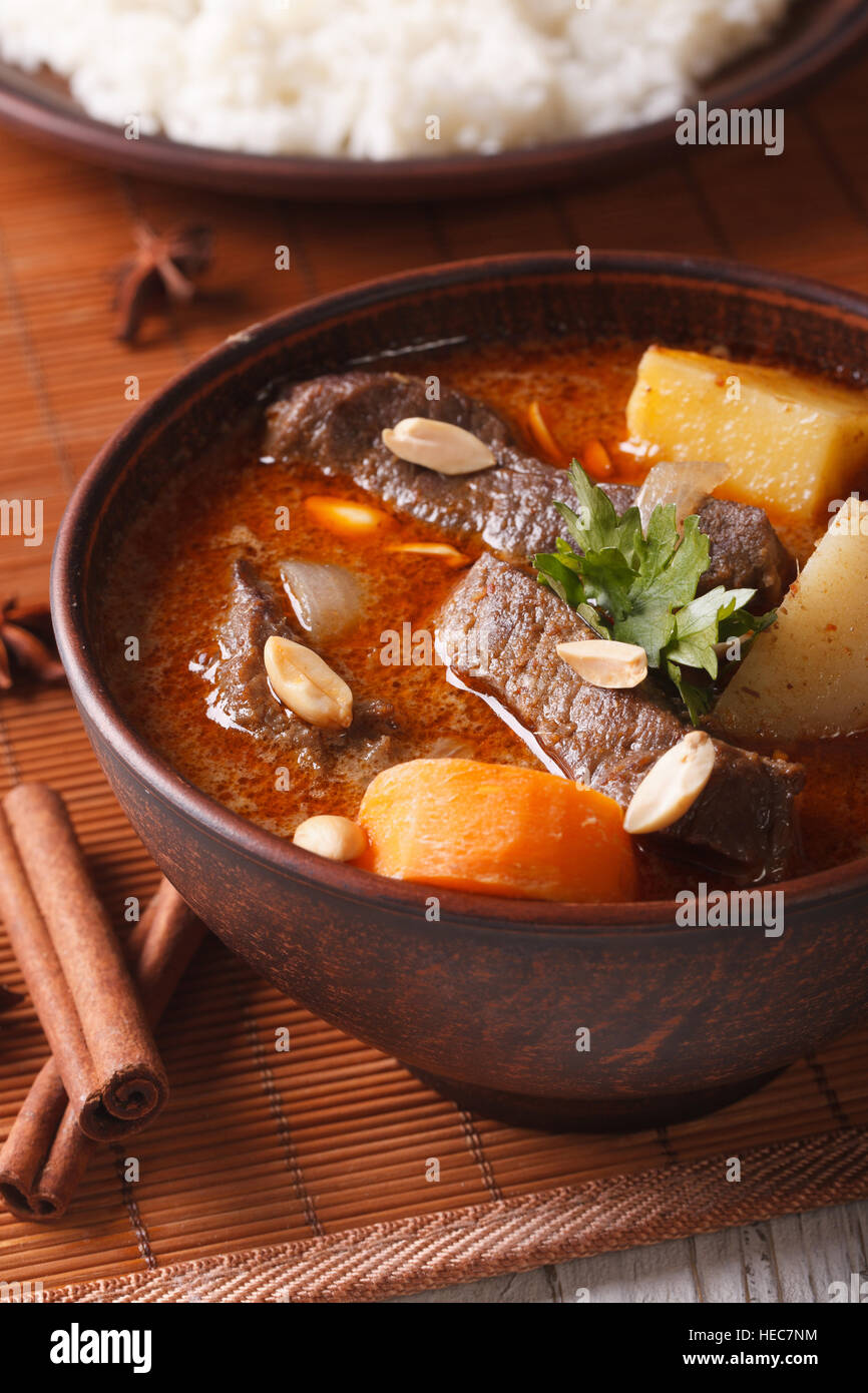 Thai Rindfleisch Massaman curry mit Erdnüssen Nahaufnahme auf den Tisch und Reis. vertikale Stockfoto