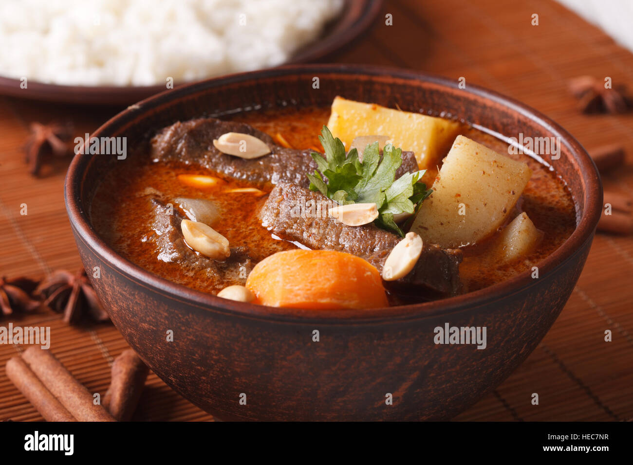 Thailändischen Massaman curry mit Rindfleisch und Erdnüsse auf den Tisch-Makro. Horizontale Stockfoto