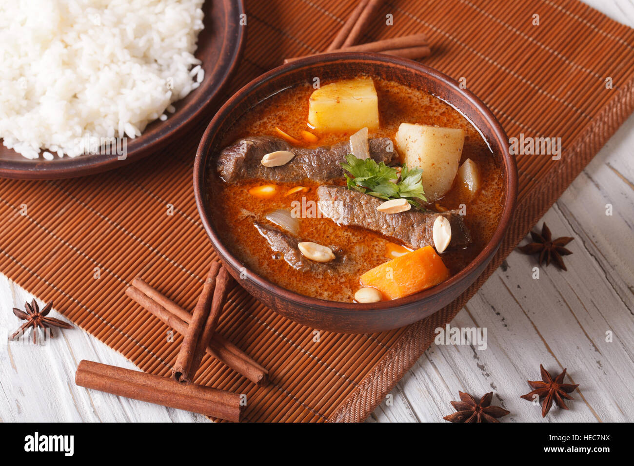Traditionelle Thai Rindfleisch Massaman Curry mit Erdnüssen und Reis-Beilage. horizontale Stockfoto