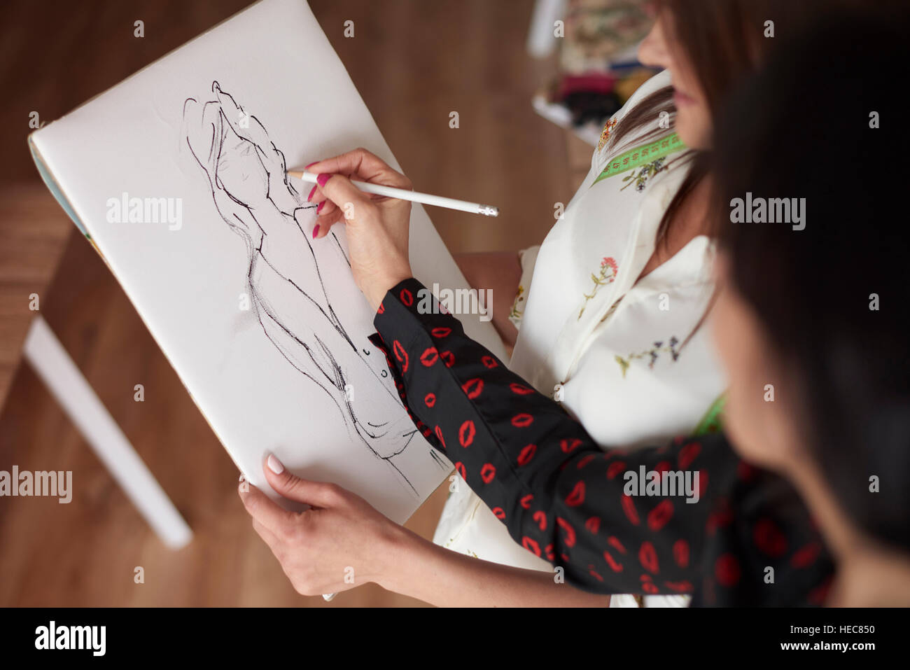 Frauen arbeiten bei Kleidung Skizzen Stockfoto