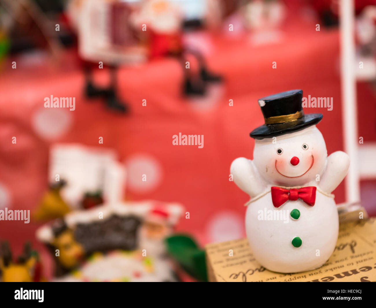 Schnee-Mann-Spielzeug mit Weihnachten Dekoration Hintergrund mit Textfreiraum Stockfoto