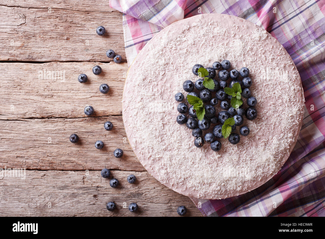 Blaubeer-Käsekuchen mit Minze und Kokosnuss auf den Tisch. horizontale ...
