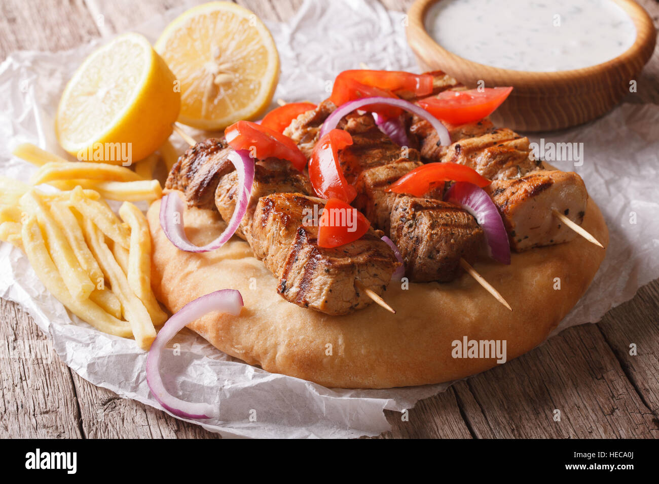 Griechische Souvlaki Kebab mit Pita Brot und Gemüse Nahaufnahme auf dem Tisch. horizontale, rustikalen Stil Stockfoto