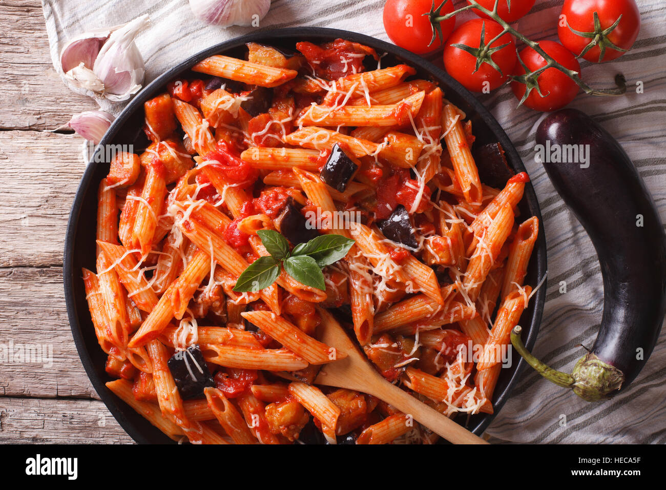 Italienische Küche: Pasta Alla Norma Nahaufnahme auf den Tisch und Zutaten. horizontale Ansicht von oben Stockfoto