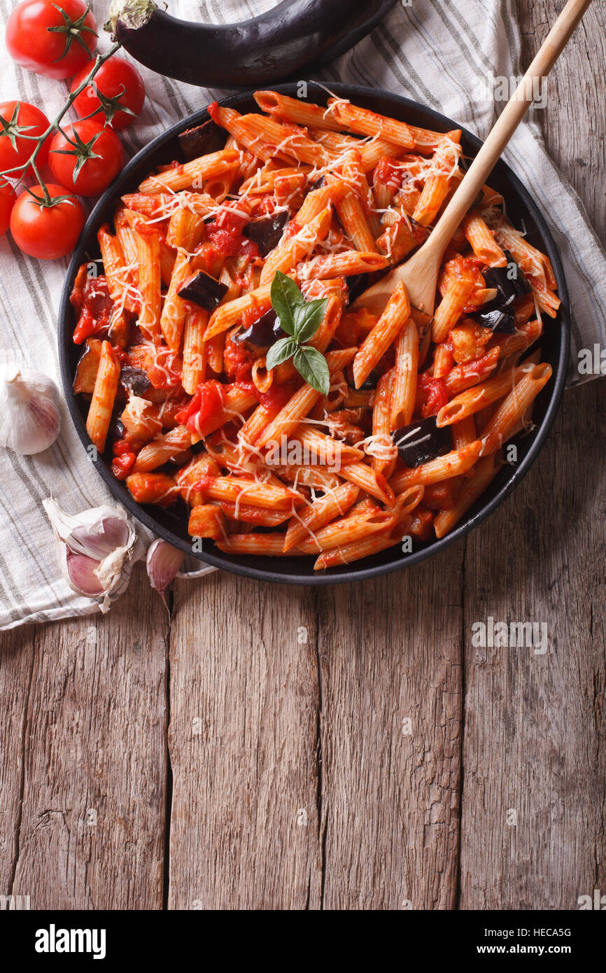 Italienische Küche: Pasta Alla Norma auf den Tisch und Zutaten. vertikale Ansicht von oben Stockfoto