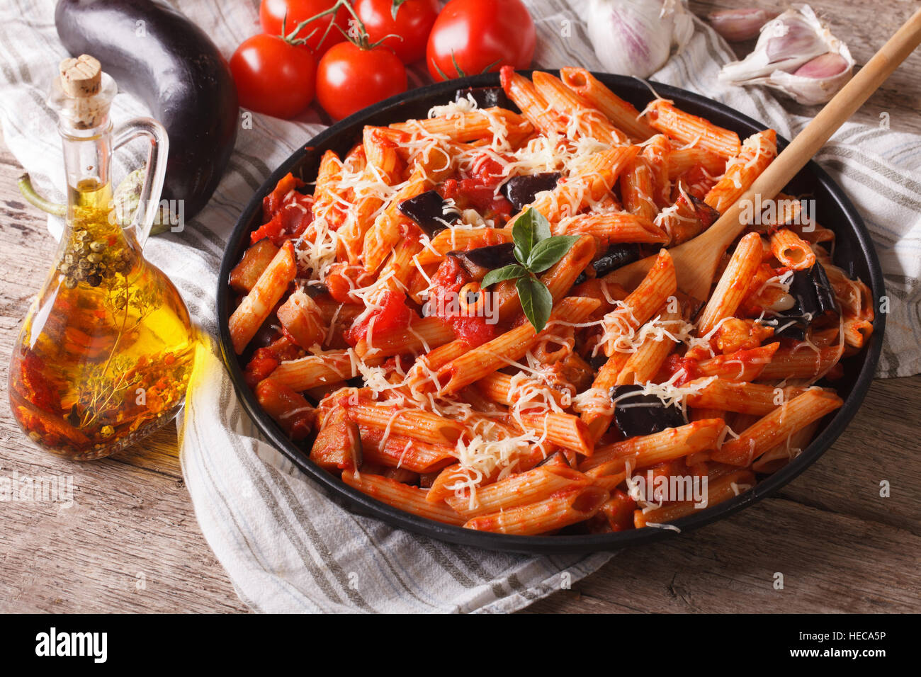 Italienische Küche: Penne mit Auberginen und Tomaten Nahaufnahme auf den Tisch und Zutaten. horizontale Stockfoto