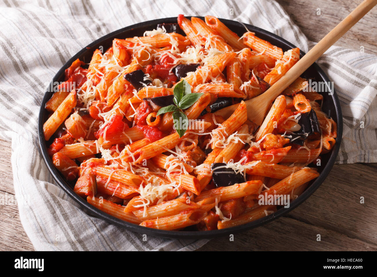 Italienische Küche: Penne mit Auberginen und Tomaten Nahaufnahme. horizontale Stockfoto