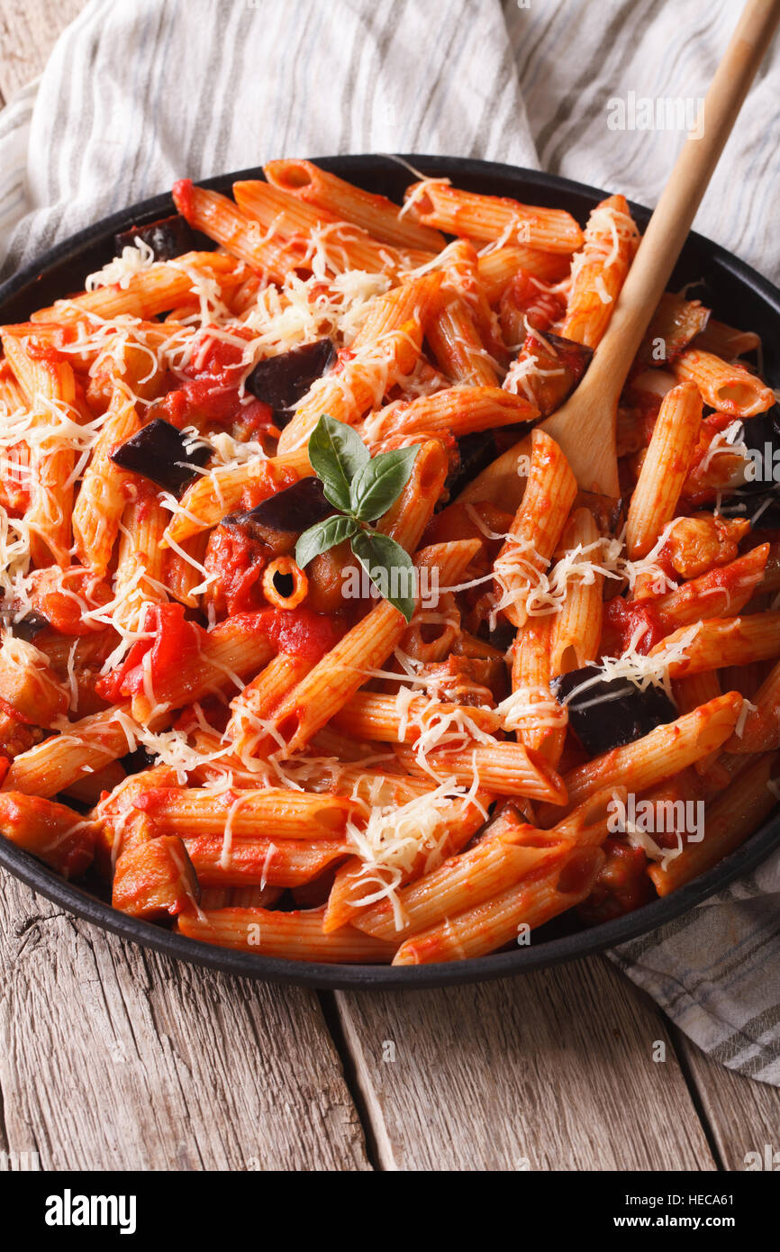 Italienische Pasta Alla Norma mit Auberginen und Tomaten Nahaufnahme. Vertikal Stockfoto