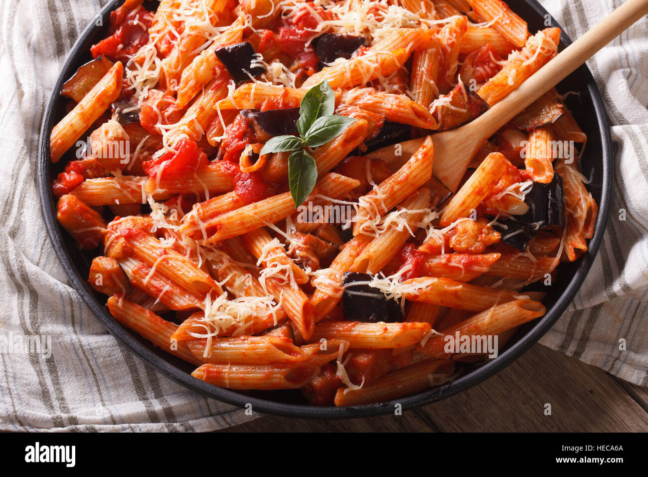 Pasta Alla Norma. Penne mit Auberginen und Tomaten Nahaufnahme. horizontale Stockfoto