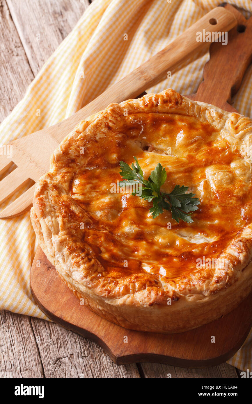 Hausgemachte leckere Chicken Pie close-up auf dem Tisch. Vertikal Stockfoto