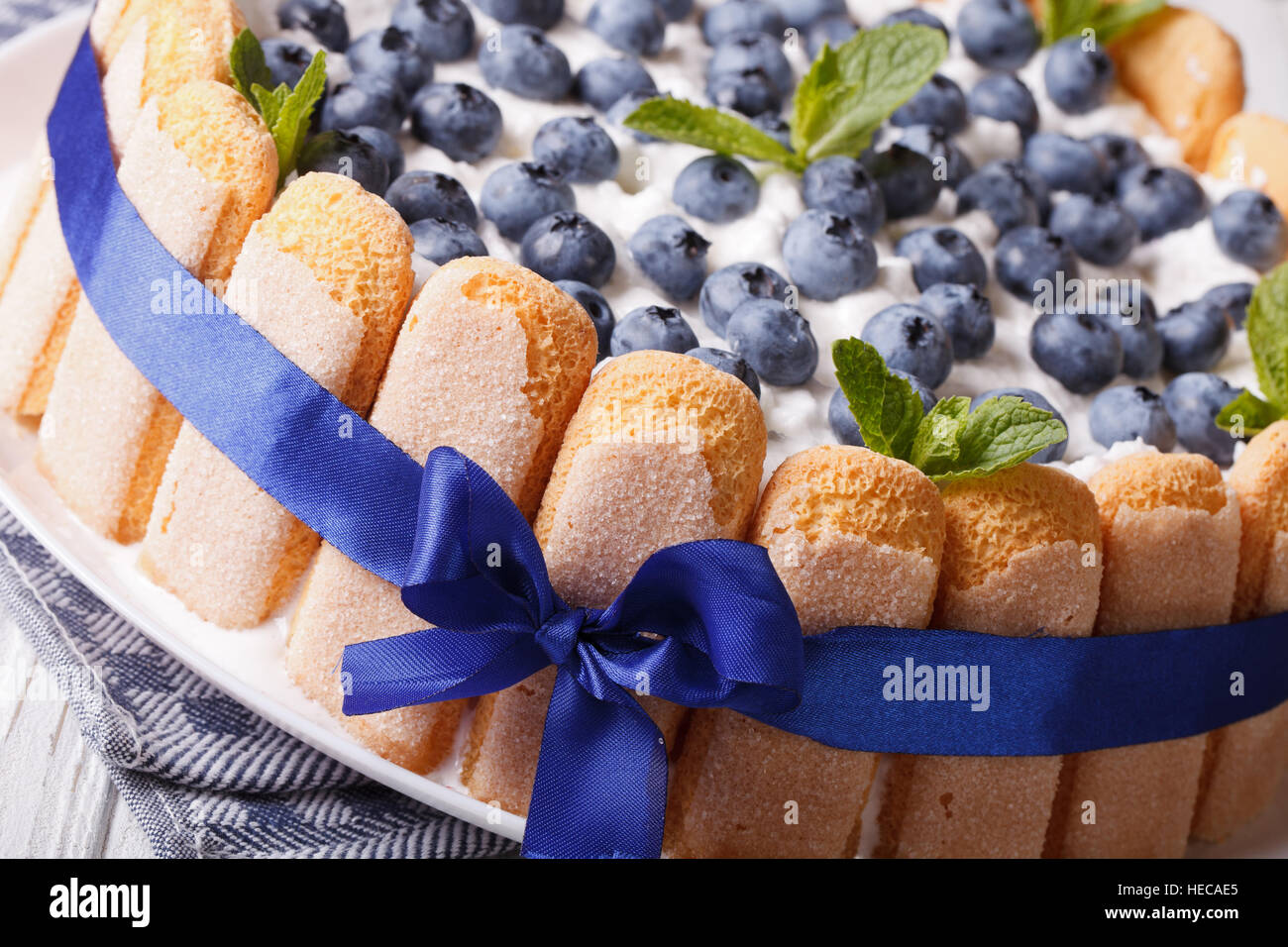 Schöne Blaubeerkuchen mit Cookies Savoiardi auf einer Platte Makro. horizontale Stockfoto
