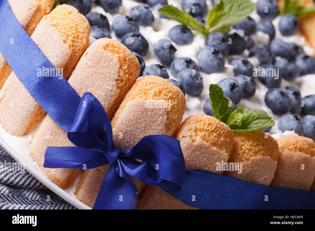 Schöne Blaubeerkuchen mit Savoiardi Makro auf dem Tisch. horizontale Stockfoto