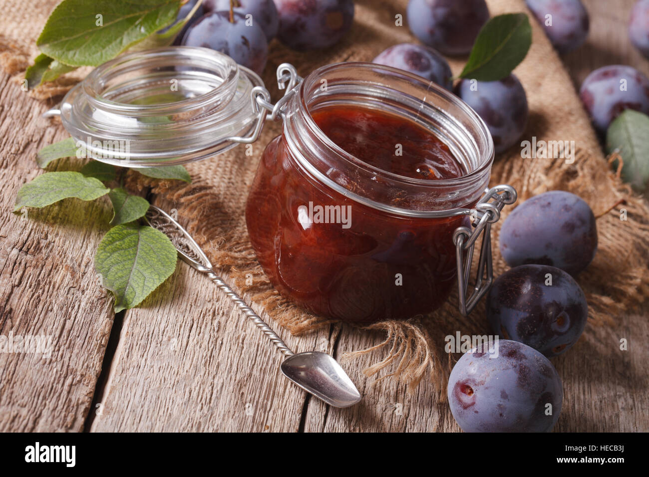 hausgemachte Pflaume Marmelade in ein Glas auf den Tisch-Nahaufnahme. horizontale Stockfoto
