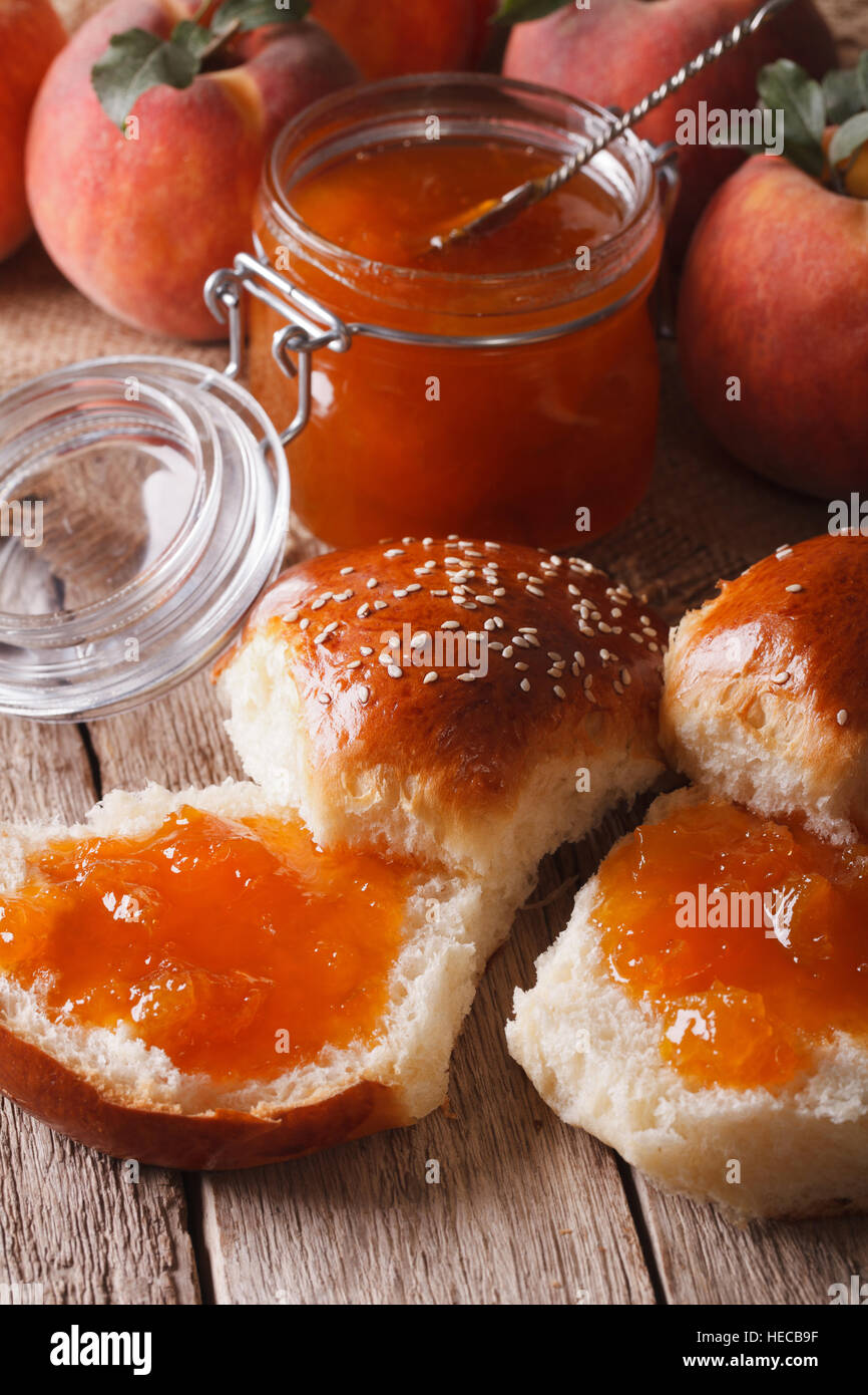 leckere Brötchen mit Pfirsichmarmelade Nahaufnahme auf dem Tisch ...