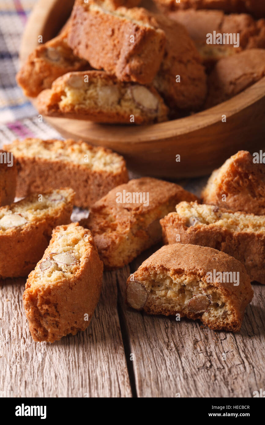 Italienische Biscotti leckeren Kekse mit Mandeln hautnah auf dem Tisch. Vertikal Stockfoto