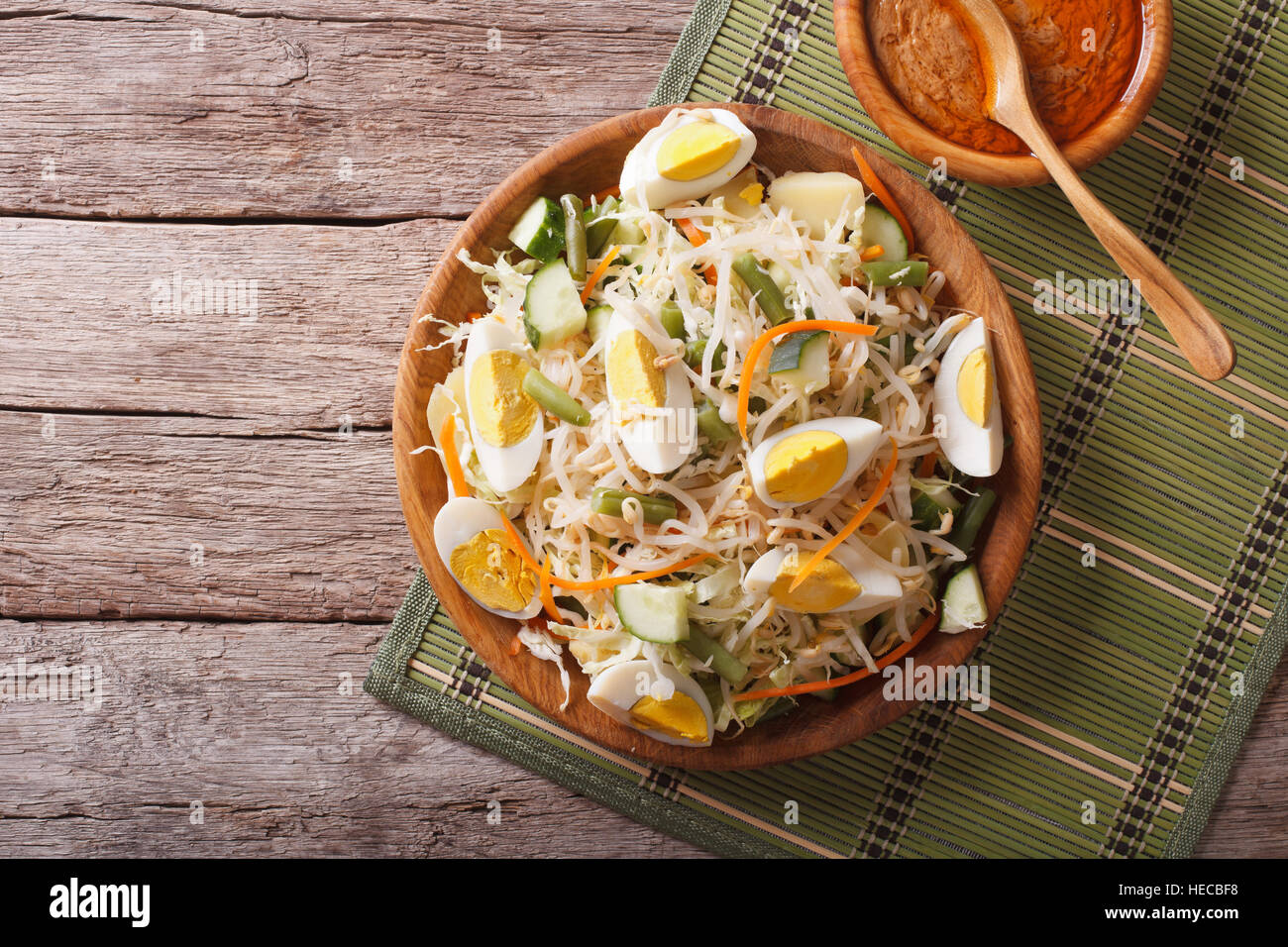 Gado Gado indonesischer Salat mit Erdnuss-Sauce auf den Tisch. horizontale Ansicht von oben Stockfoto