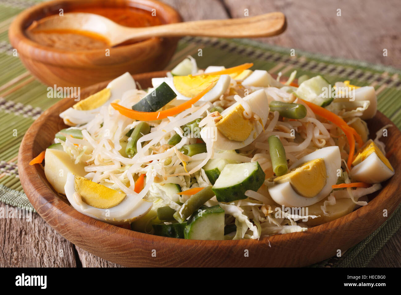 Indonesischer Salat Gado Gado mit Erdnuss-Sauce Nahaufnahme auf einer Platte. Horizontale Stockfoto