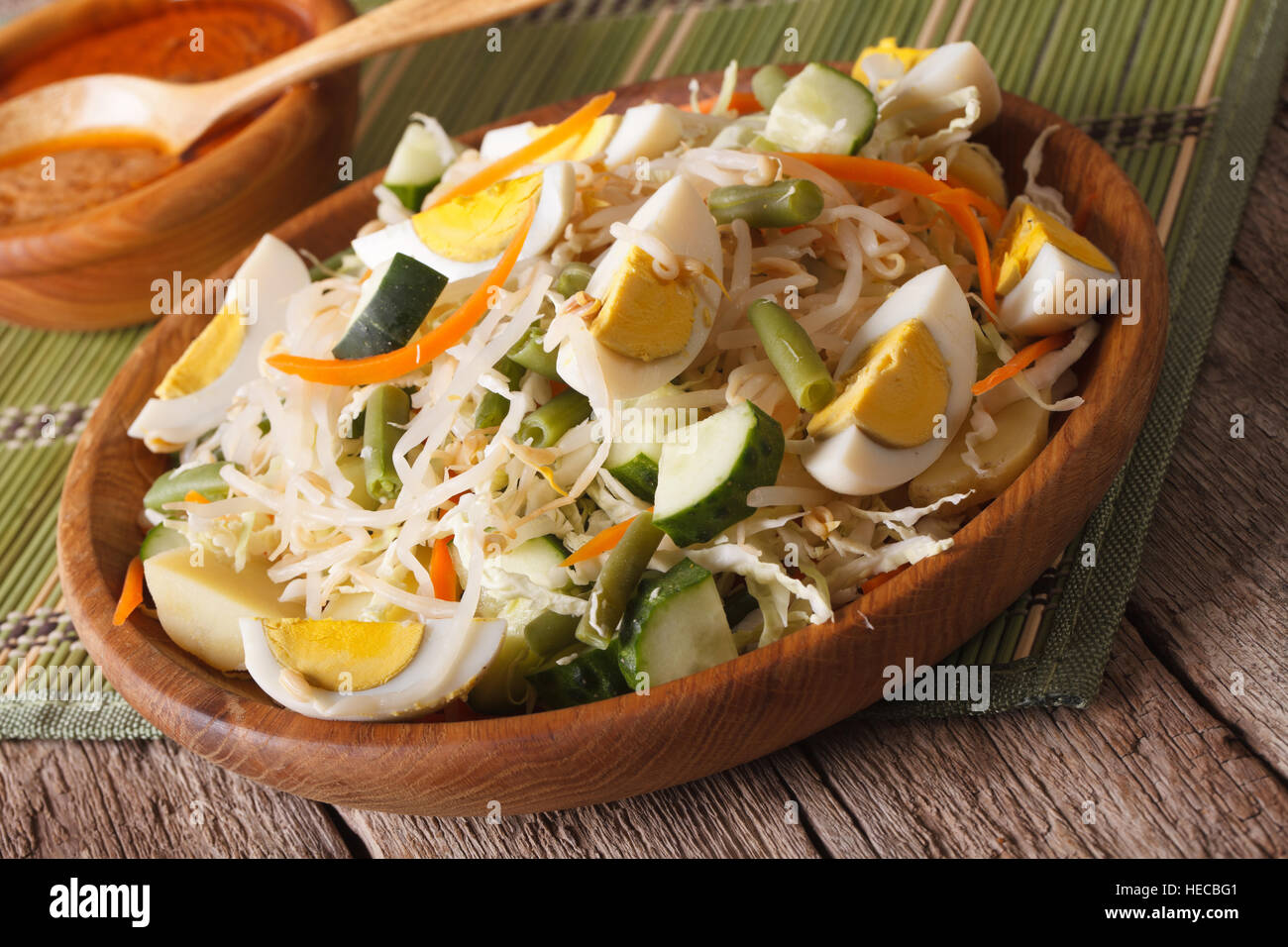 Traditionelle indonesische Salat Gado Gado mit Erdnuss-Sauce Nahaufnahme auf dem Tisch. horizontale Stockfoto