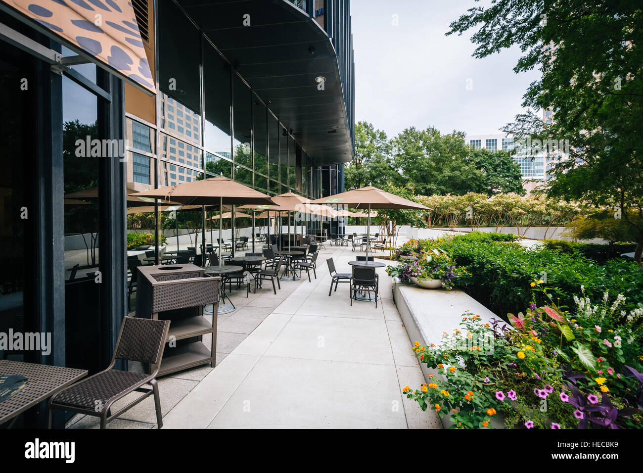 Gärten und Essbereich im Freien in Uptown Charlotte, North Carolina. Stockfoto