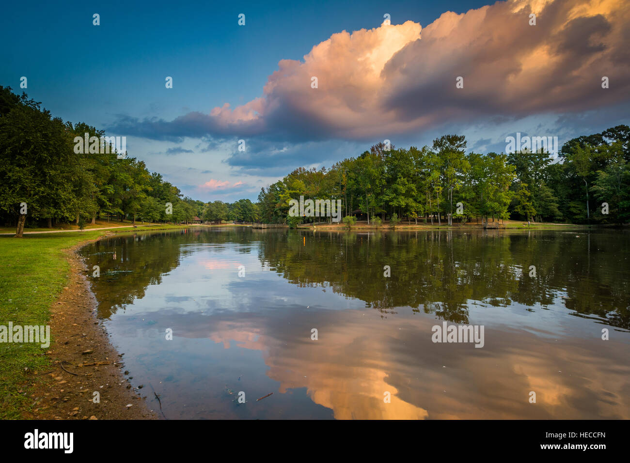 See bei Sonnenuntergang, Park Road Park, in Charlotte, North Carolina. Stockfoto