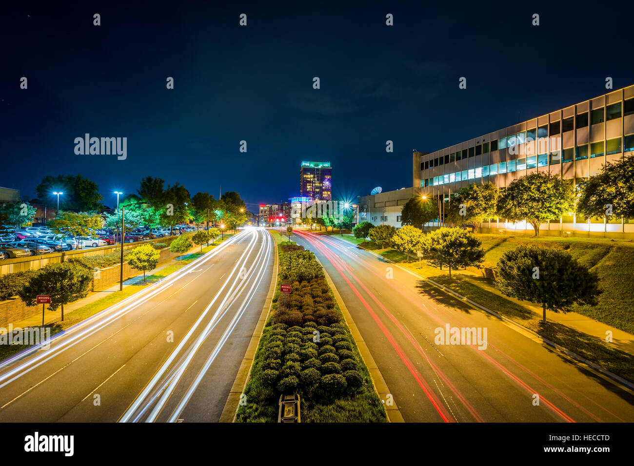 Langzeitbelichtung des Verkehrs auf South Boulevard, in Charlotte, North Carolina Stockfoto