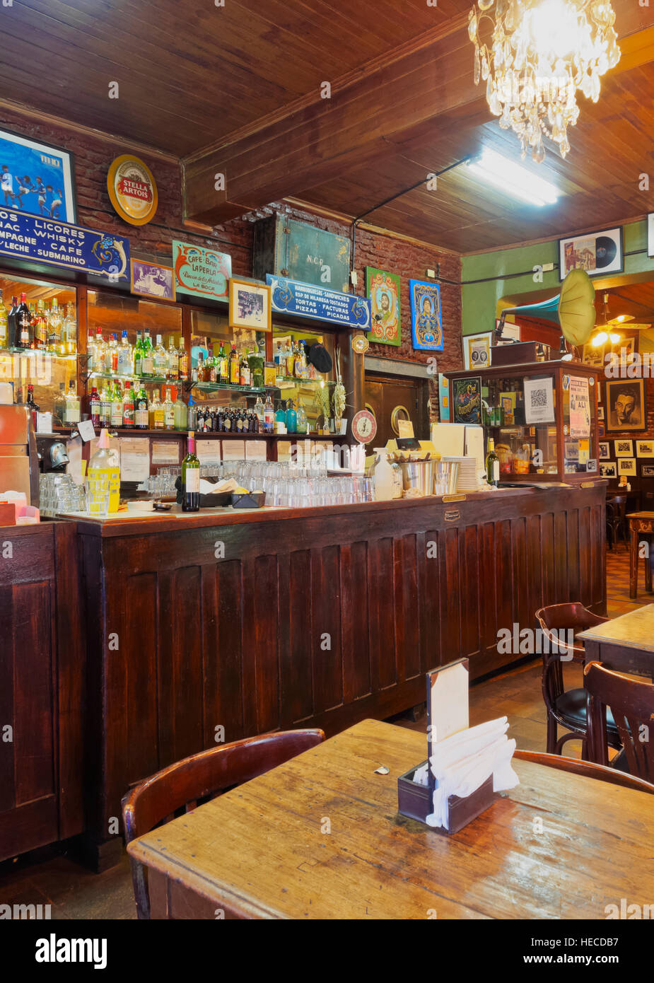 Argentinien, Buenos Aires, La Boca, Innenansicht des Café bar La Perla. Stockfoto