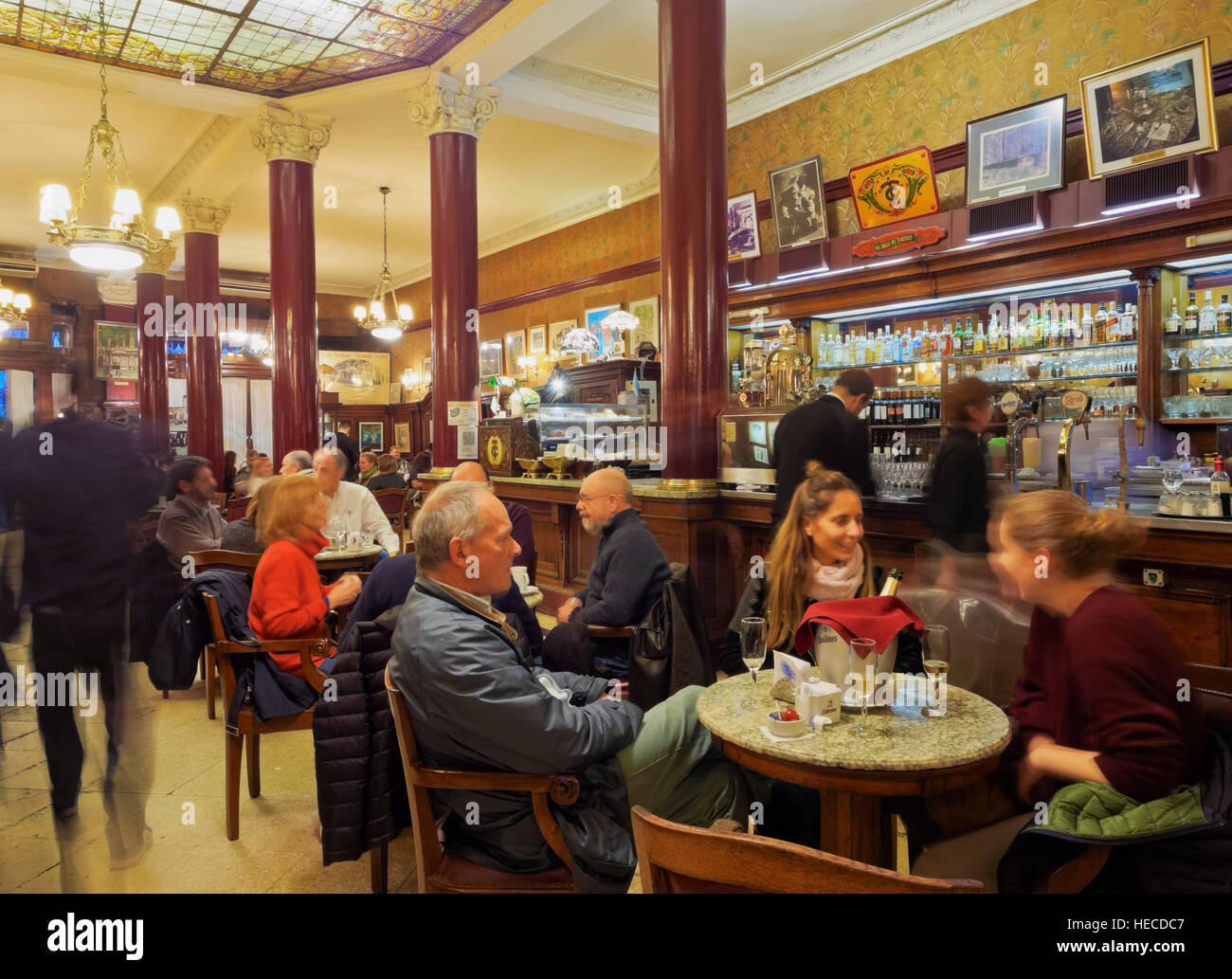 Argentinien, Buenos Aires, Avenida de Mayo, Innenansicht des Cafe Tortoni. Stockfoto