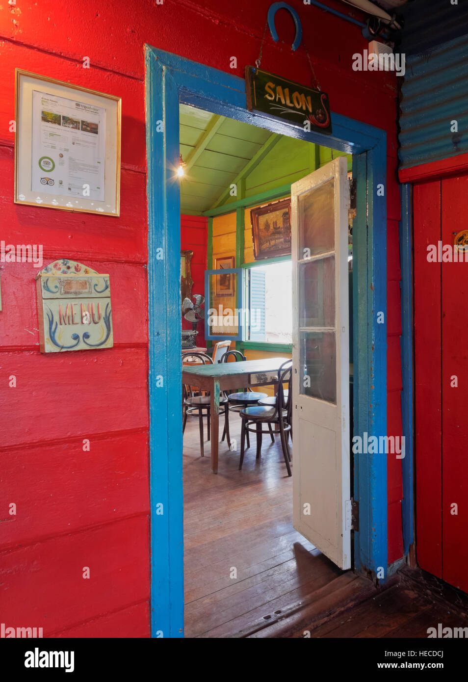 Argentinien, Buenos Aires, La Boca, Innenansicht eines traditionellen Hauses Caminito, Teil des Gran Paraiso Restaurants. Stockfoto