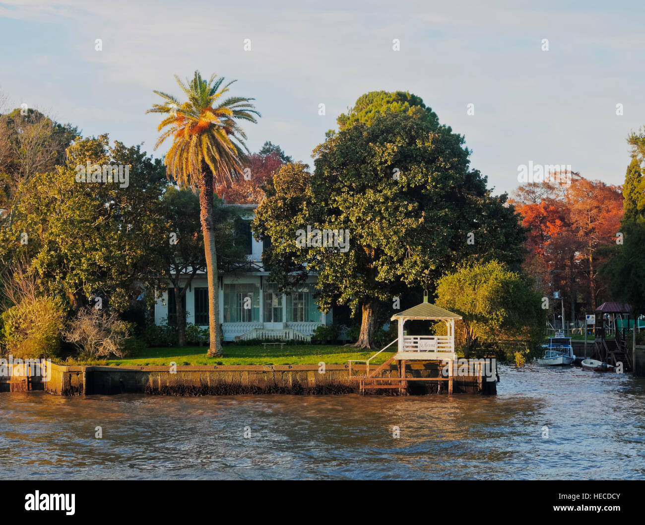 Argentinien, Buenos Aires Provinz, Tigre, Blick auf den Kanal am Rio Lujan. Stockfoto