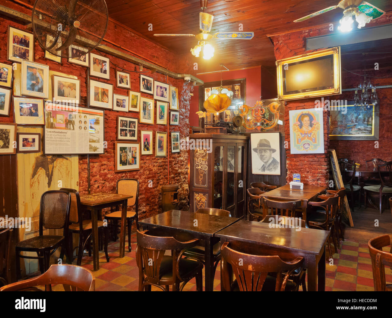 Argentinien, Buenos Aires, La Boca, Innenansicht des Café bar La Perla. Stockfoto