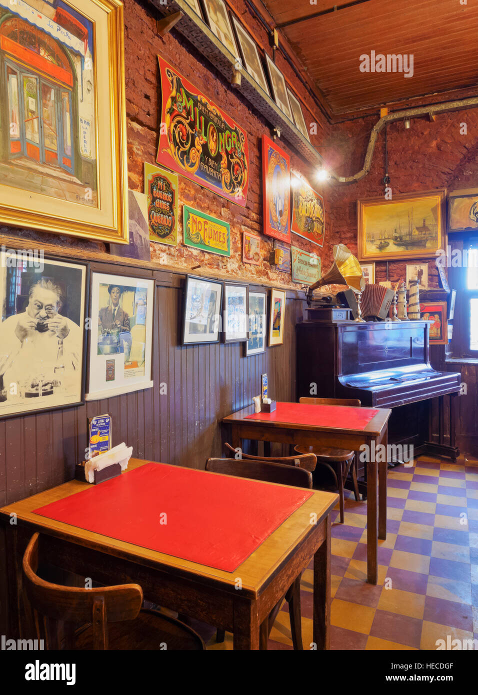 Argentinien, Buenos Aires, La Boca, Innenansicht des Café bar La Perla. Stockfoto