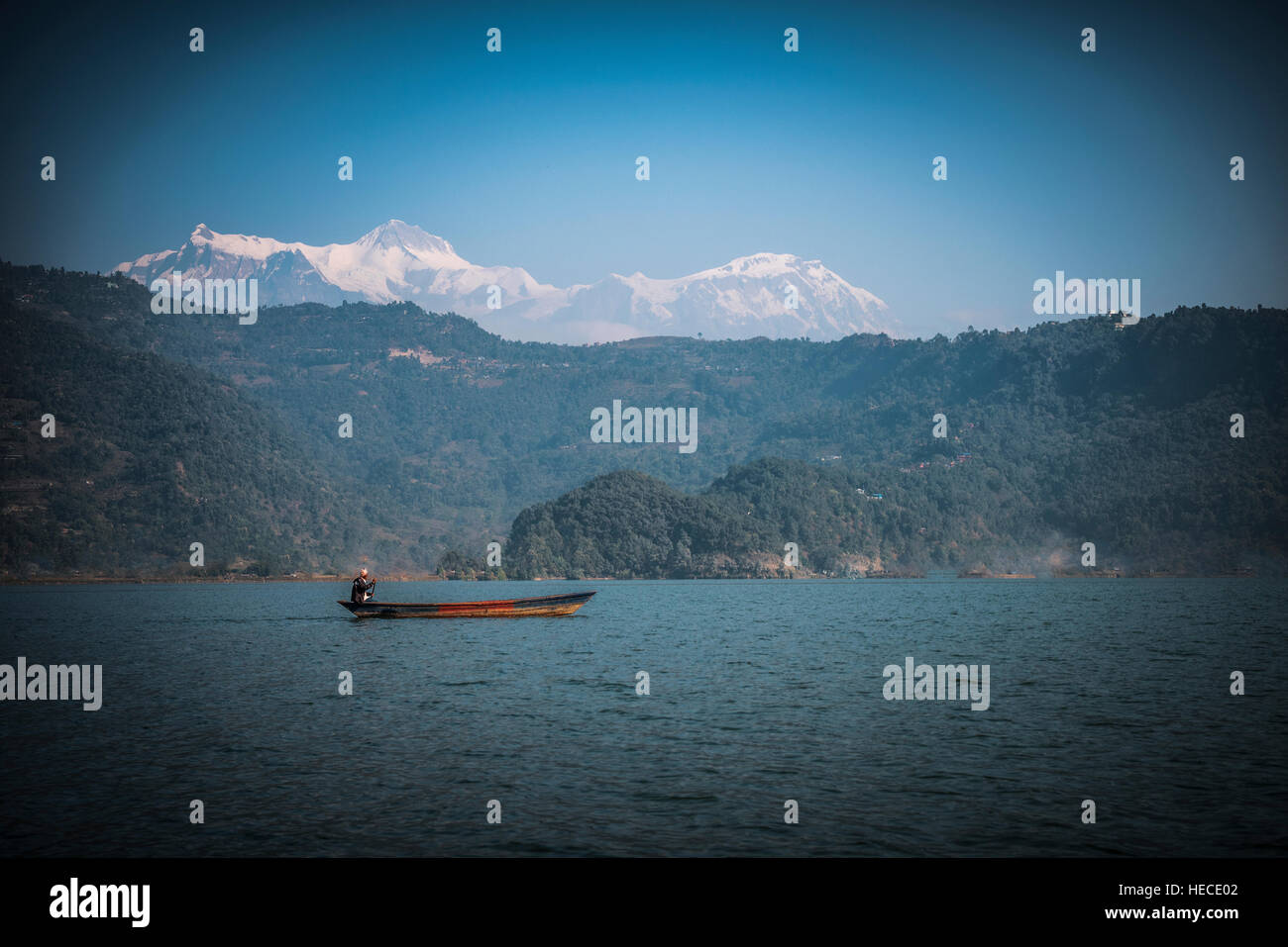 Phewa See in Pokhara, Nepal mit dem Himalaya-Gebirge im Hintergrund, einschließlich Machhapuchhre und Annapurna Stockfoto Phewa See in Pokhara, Nepal mit dem Himalaya-Gebirge im Hintergrund, einschließlich Machhapuchhre und Annapurna Stockfoto