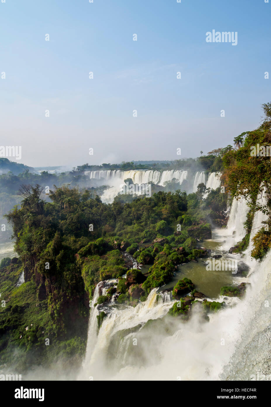 Argentinien, Misiones, Puerto Iguazu, Blick auf die Iguazu-Wasserfälle. Stockfoto