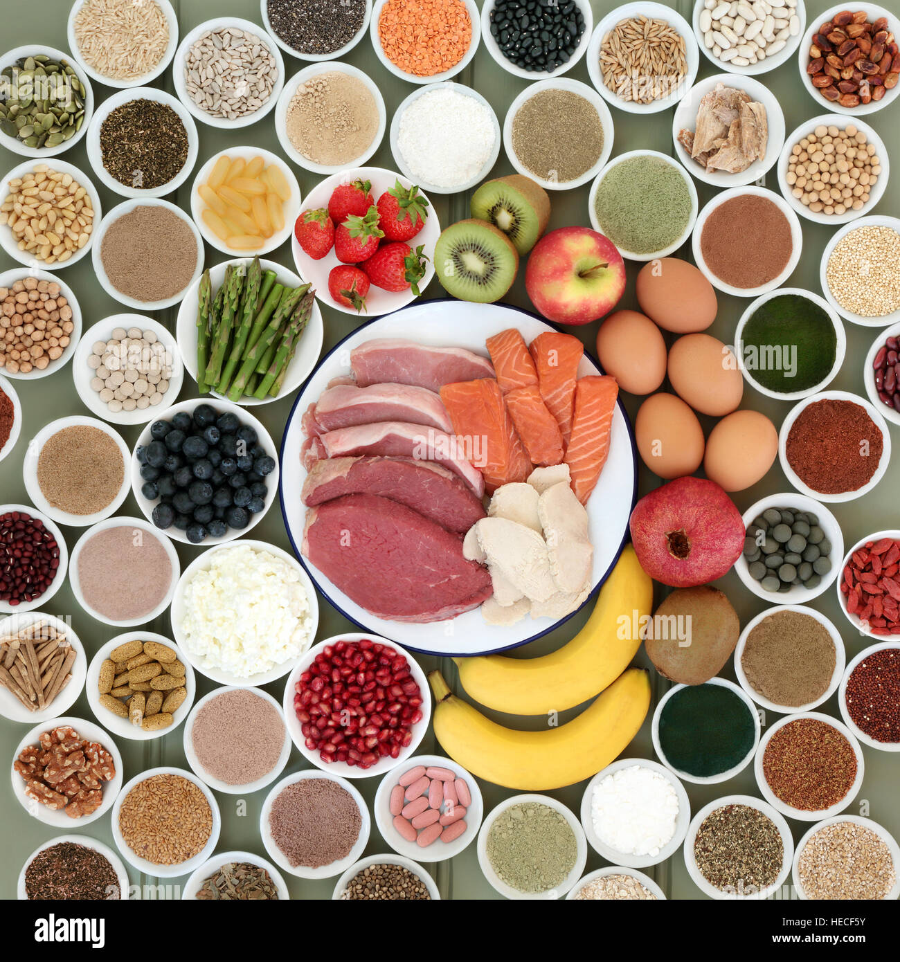 Großen Naturkost-Auswahl für Bodybuilder mit Fleisch, Lachs, Milchprodukte, Früchten, Nüssen, Hülsenfrüchten, Samen, Getreide und Ergänzung Pulver Stockfoto