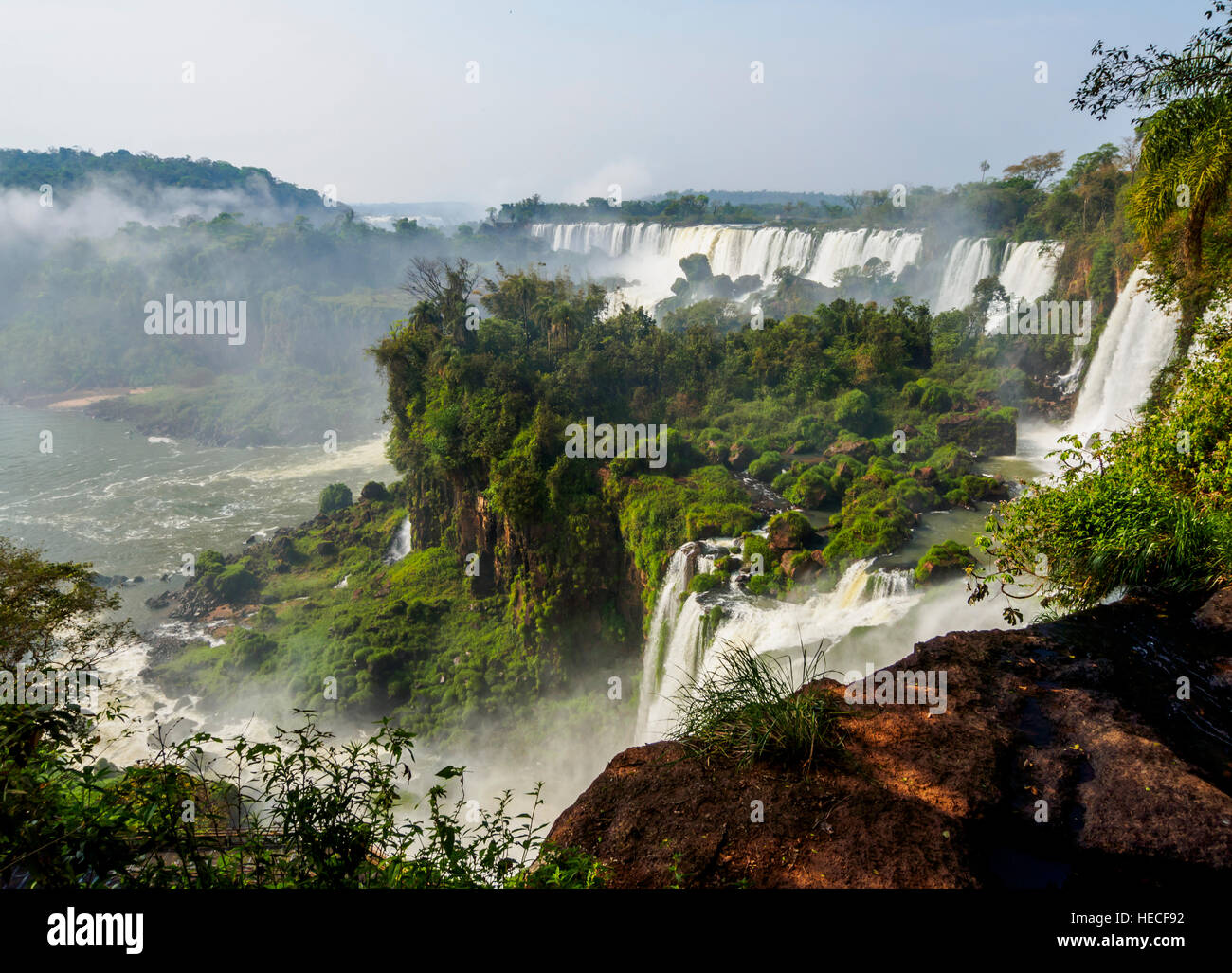 Argentinien, Misiones, Puerto Iguazu, Blick auf die Iguazu-Wasserfälle. Stockfoto