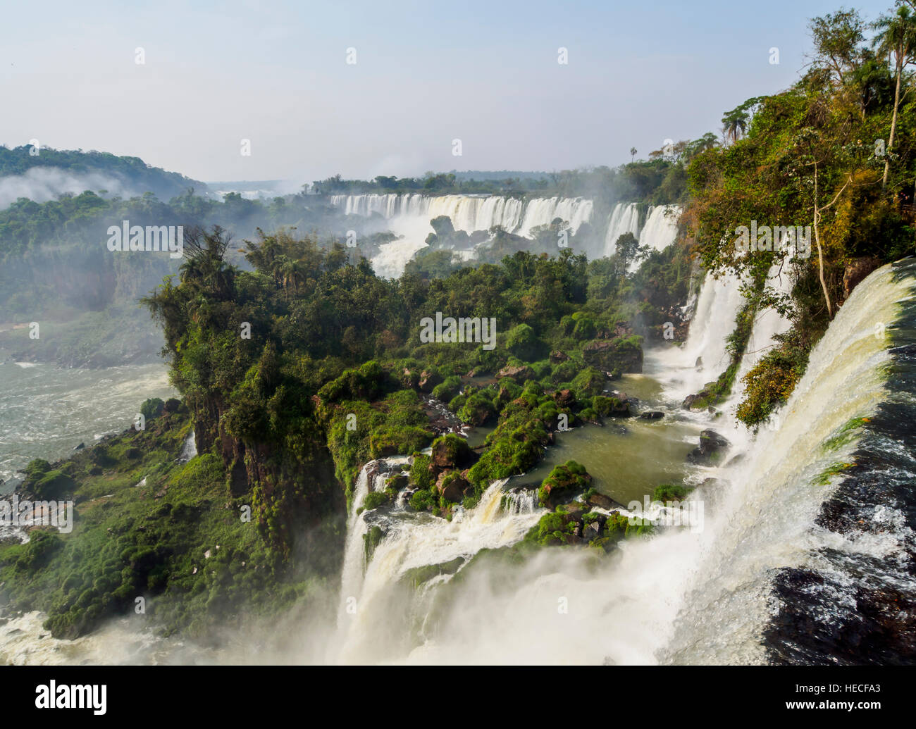 Argentinien, Misiones, Puerto Iguazu, Blick auf die Iguazu-Wasserfälle. Stockfoto