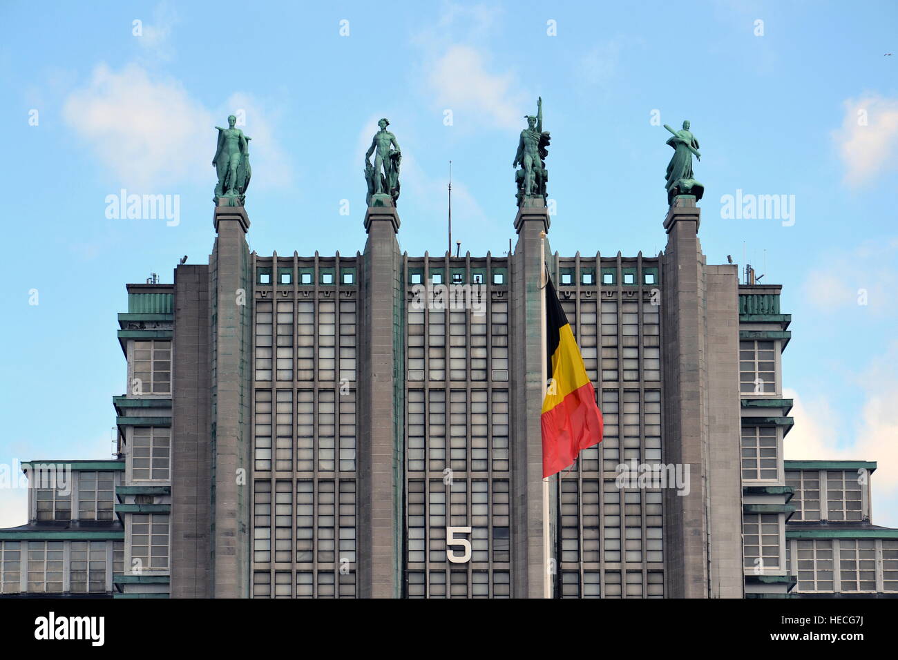 Brussels Expo Gebäudefassade mit Kupfer Skulpturen Messehallen Stockfoto