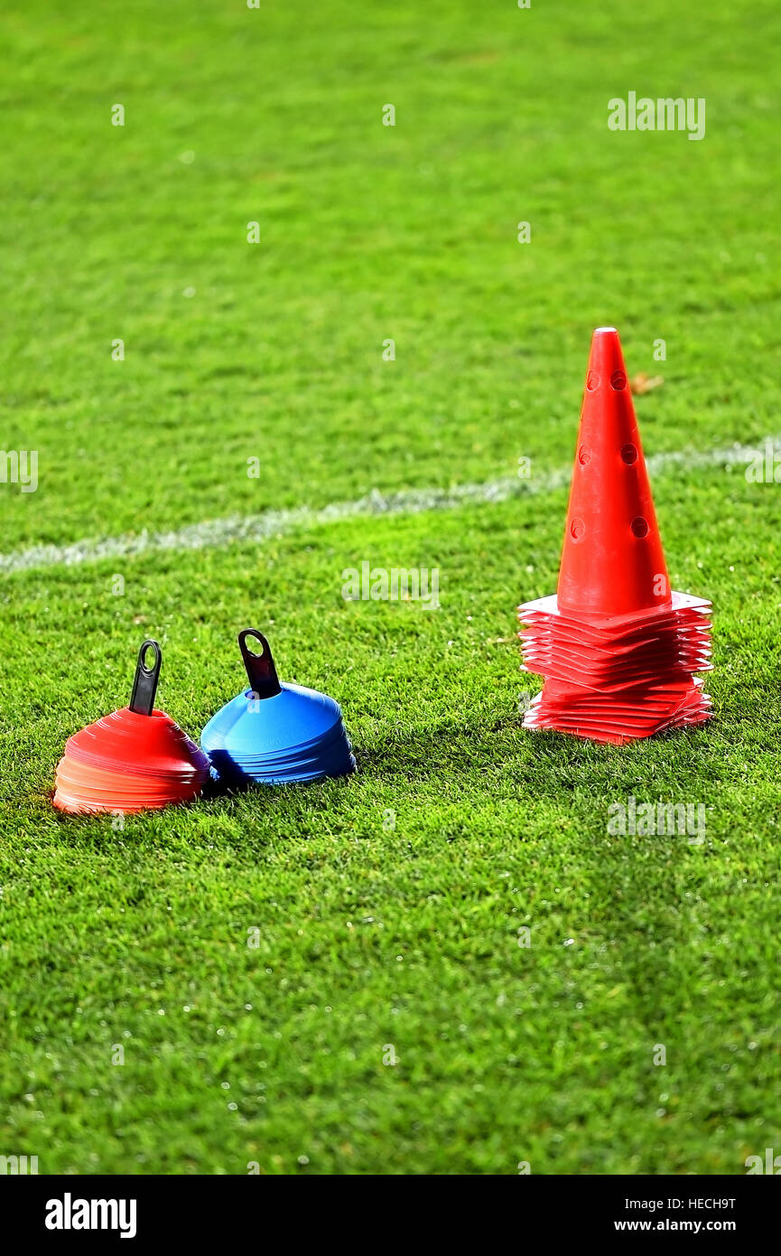 Fußball Training Kegel auf grünen Kunstrasen Stockfoto