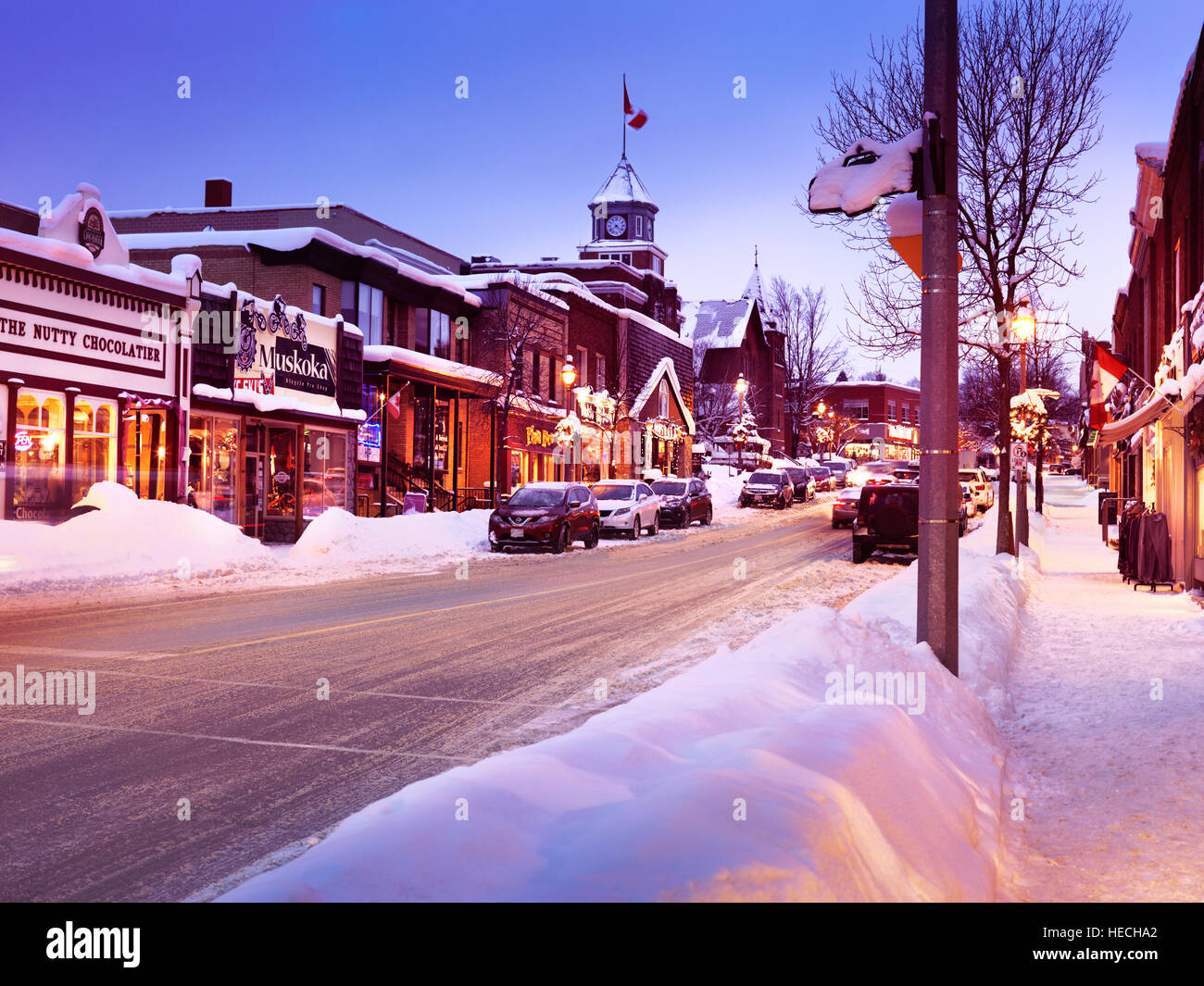 Lizenz verfügbar unter MaximImages.com - verschneite Winterlandschaft einer kanadischen Stadt Huntsville vor Weihnachten, Geschäfte auf der Main Street, im Stadtzentrum, Muskoka Stockfoto