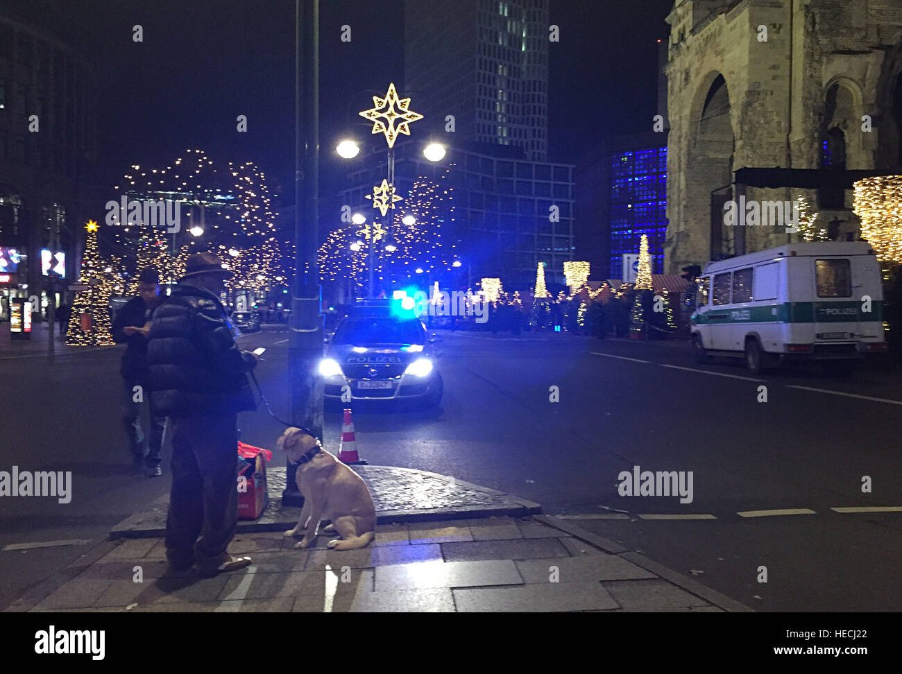 Polizei auf der KurfÂŸrstendamm, Berlin, wie neun Menschen tot sind und viele mehr verletzt, nachdem ein LKW in einen überfüllten Weihnachtsmarkt in Berlin einsetzen. Stockfoto