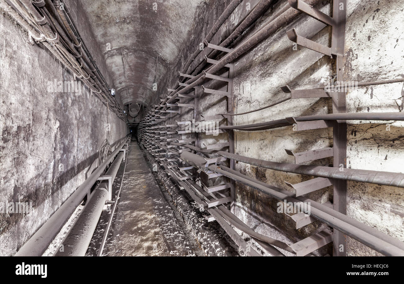 Alten unterirdische Versorgungsleitung Tresor. U-Bahnlinien Kommunikation Stockfoto