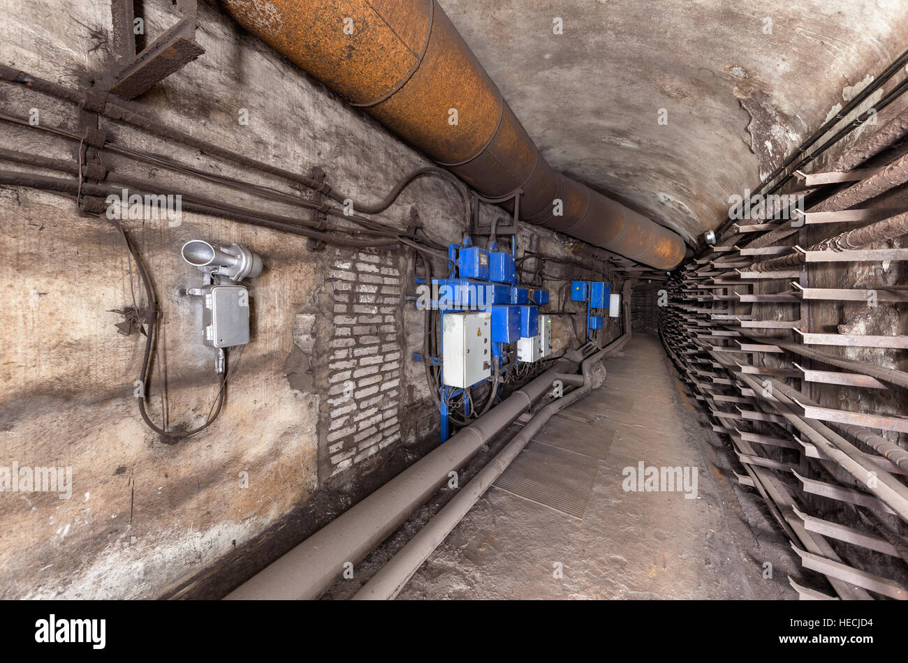 Schaltschränke und andere Ausrüstung im unterirdischen Kommunikation-tunnel Stockfoto