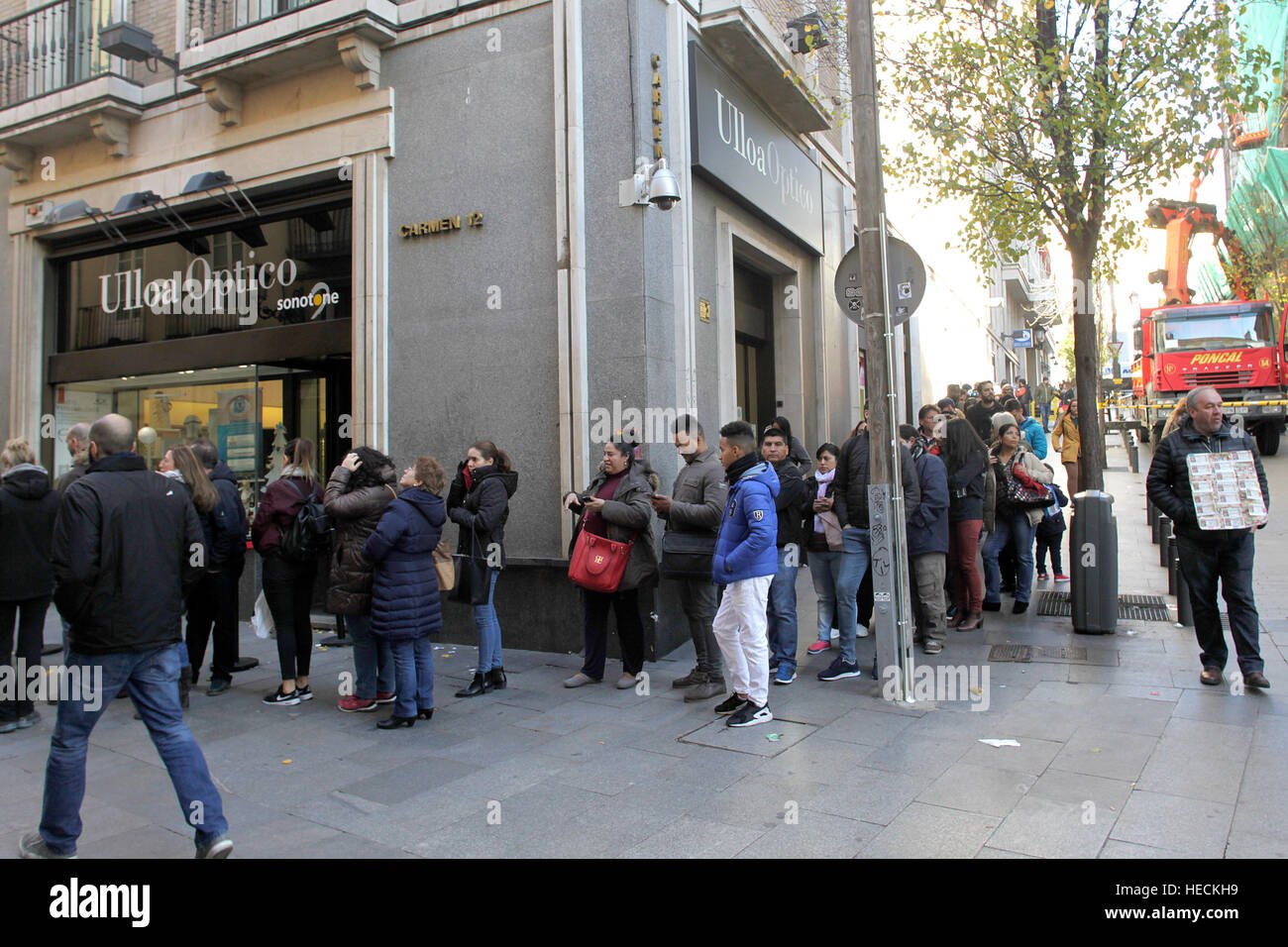 Madrid, Spanien. 19. Dezember 2016. Bürgerinnen und Bürger Ansturm auf ihre Weihnachtslotterie an der Puerta del Sol in Madrid auf Montag, 19. Dezember 2016 zu kaufen. Bildnachweis: Gtres Información Más lokalen auf line,S.L./Alamy Live News Stockfoto